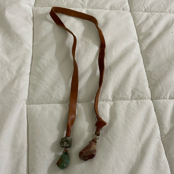 Natural agate arrowhead connected by a belt not too sure how it connects - Picture 1 of 5